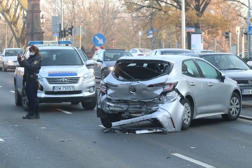 Wypadek przy moście Zwierzynieckim we Wrocławiu [ZDJĘCIA]