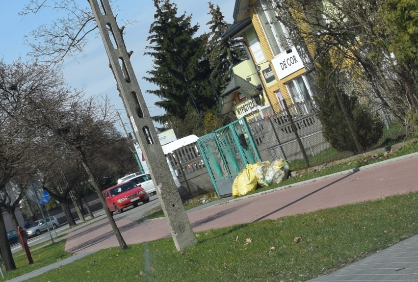Dlaczego śmieci zostały na ulicach Zduńskiej Woli na weekend? ZDJĘCIA
