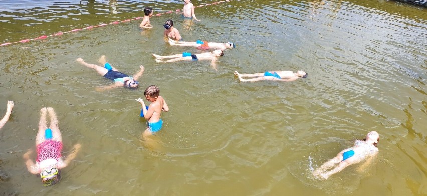 Gmina Stara Kiszewa. Bezpłatna nauka pływania dla dzieci nad Jeziorem Wielkim w Strudze to był strzał w dziesiątkę ZDJĘCIA