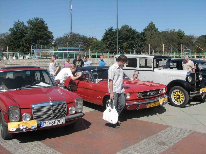 Zabytkowe automobile zaparkowały na placu Krakowskim