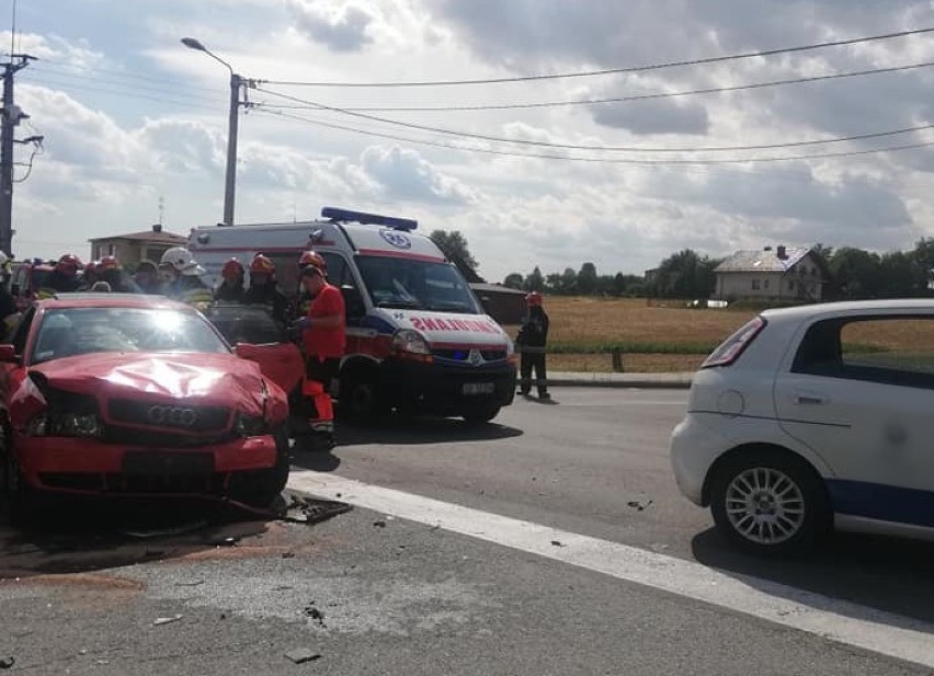 Trzy auta zderzyły się na skrzyżowaniu w Połomi