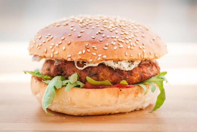 Burger Love - ul. Więzienna 31A
Burgery z Burger Love to przede wszystkim popisowe mięso - doskonale doprawione, idealnie dosmażone na życzenie klienta. Zestawy są sezonowe, przygotowywane ze świeżych warzyw i dodatków, więc co i rusz jesteśmy zaskakiwani nową kompozycją smaków. Za standardowego burgera zapłacimy nawet 14 zł. Czynne: ndz-czw 12:00-21:45, pt-sob 12:00-22:45.