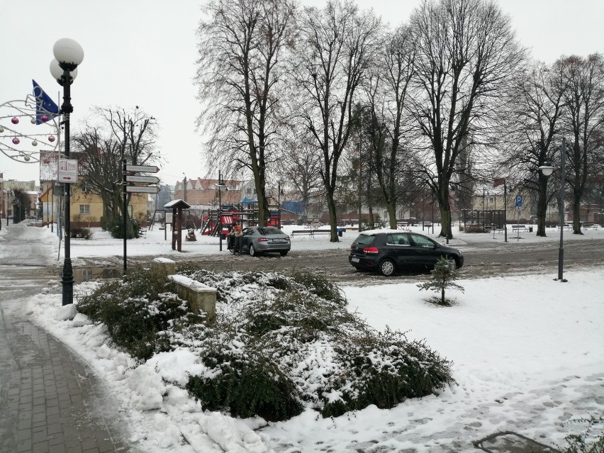 Nasypało śniegu w Nowym Dworze Gdańskim. Ulice miasta w śnieżnej oprawie