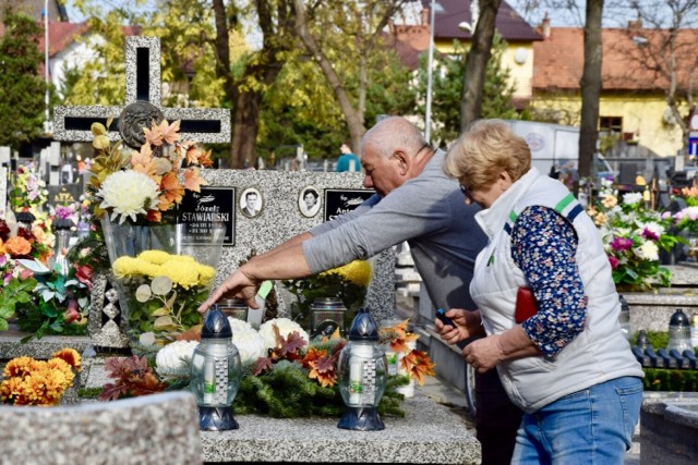 Sądeczanie porządkują groby bliskich