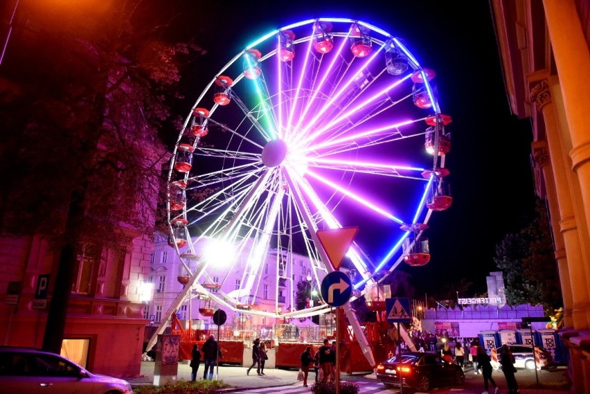 Jedną z tradycyjnych atrakcji Winobrania jest lunapark,...