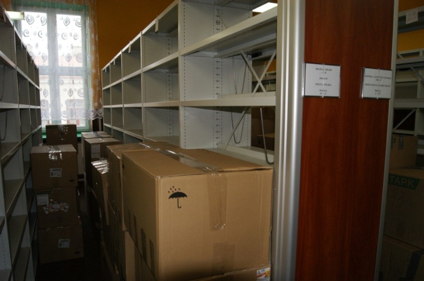 W bibliotece w Rawie trwa pakowanie książek