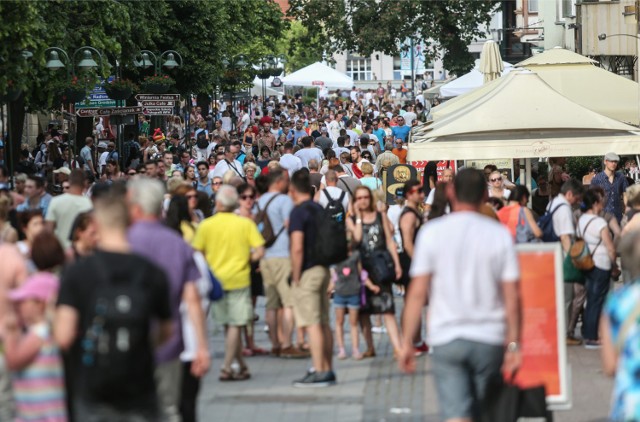 Tłumy turystów przyjeżdżają nad morze. W weekend Sopot jest zablokowany