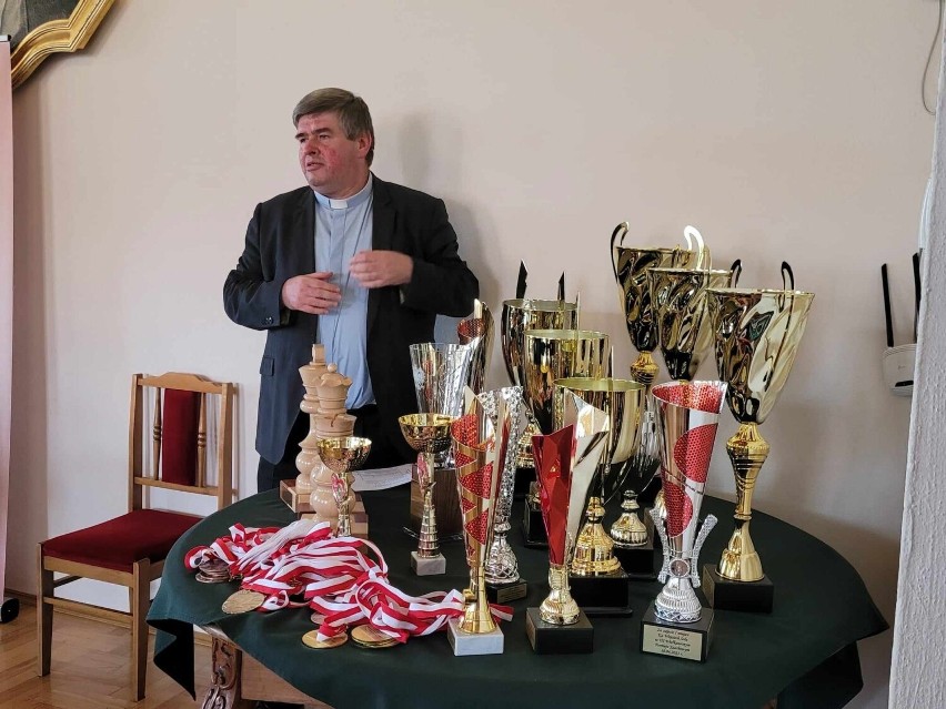 W Sandomierzu trwają 22. Międzynarodowe Mistrzostwa Polski Duchowieństwa w szachach klasycznych. Zobaczcie kto gra