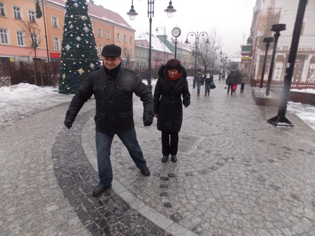 Na zdjęciu: Pan Stanisław z trudem utrzymuje się na chodniku w centrum miasta. Nieco lepiej idzie się pani Dorocie. Tak czy siak, chodnik na Placu Wyzwolenia przypomina lodowisko. Foto: eg