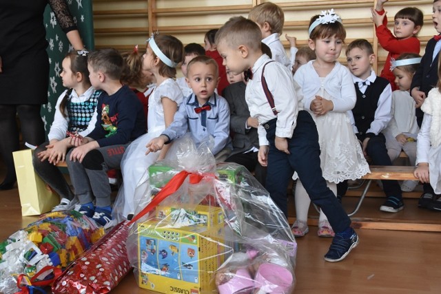 Przedszkolaki z Klęczan z okazji otwarcia ich nowej siedziby odebrały w prezencie mnóstwo zabawek