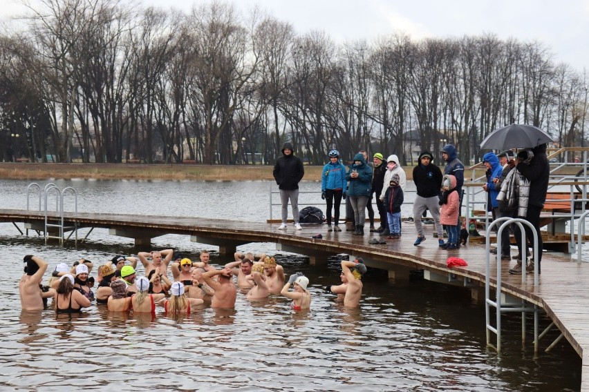 W święto Trzech Króli morsowanie na Borkach. "Warunki dobre dla twardzieli". Zobaczcie zdjęcia