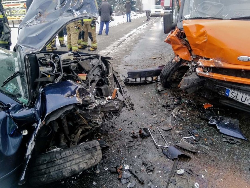 Czołowe zderzenie w Sadowie. Samochody są w opłakanym stanie. Jeden z kierowców pił wcześniej alkohol 