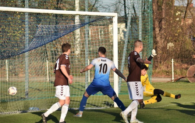 V liga piłkarska w Małopolsce: Niwa Nowa Wieś - Garbarnia II Kraków 4:1. Na zdjęciu: bramkarz Garbarni II Bartłomiej Gorzałczany kapituluje po strzale Patryka Miłonia.