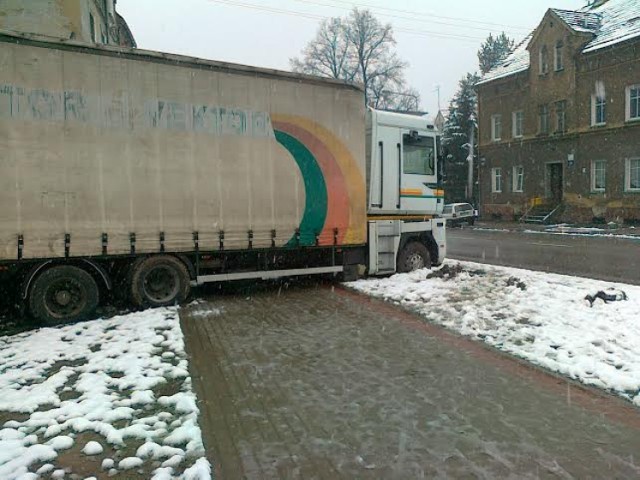 Strażnicy miejscy skierowali do sądu wniosek o ukaranie kierowcy ciężarówki, który zniszczył pas zieleni w Wałbrzychu