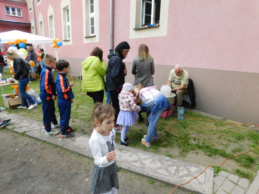 Piknik piłkarski w Zespole Szkolno-Przedszkolnym nr 2 w wałbrzyskiej dzielnicy Gaj