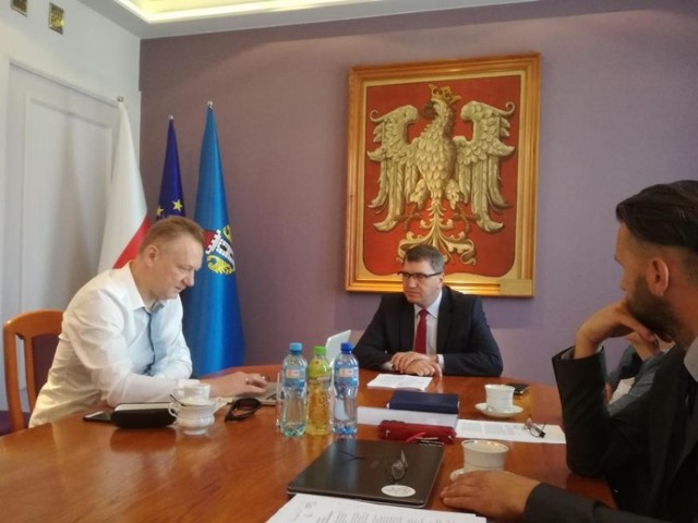 Spotkanie w oświęcimskim magistracie Dariusza Maciborka (od lewej) z prezydentem Oświęcimia Januszem Chwierutem