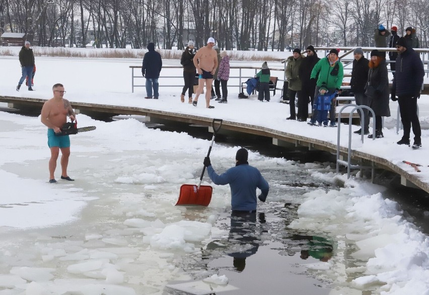 Niedzielne morsowanie nad zalewem na radomskich Borkach. Mnóstwo osób korzystało z lodowatych kąpieli. Zobaczcie zdjęcia
