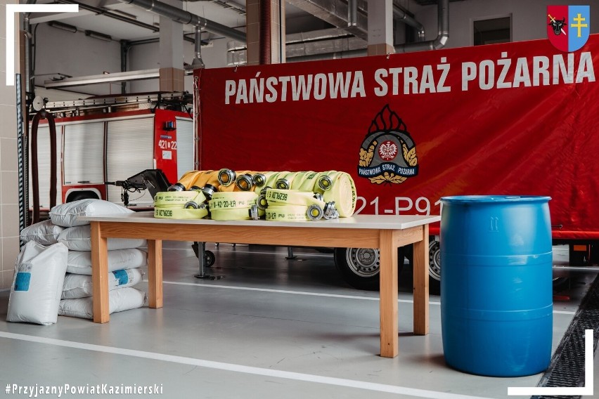 Sprzęt i środki pożarnicze dla strażaków z Kazimierzy Wielkiej. Był też podziękowania za ubiegły rok i życzenia na nowy. Zobaczcie zdjęcia
