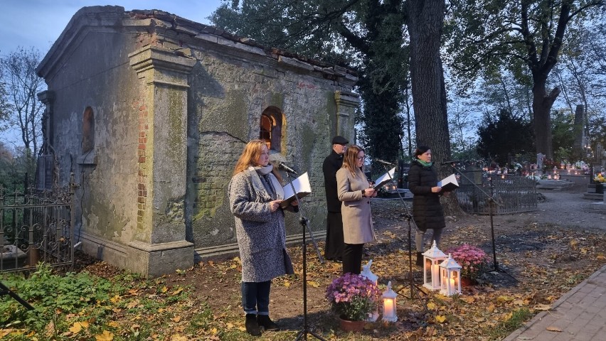 Poetyckie Zaduszki na cmentarzu parafialnym w Łobżenicy. Wspominano tych, którzy odeszli do wieczności