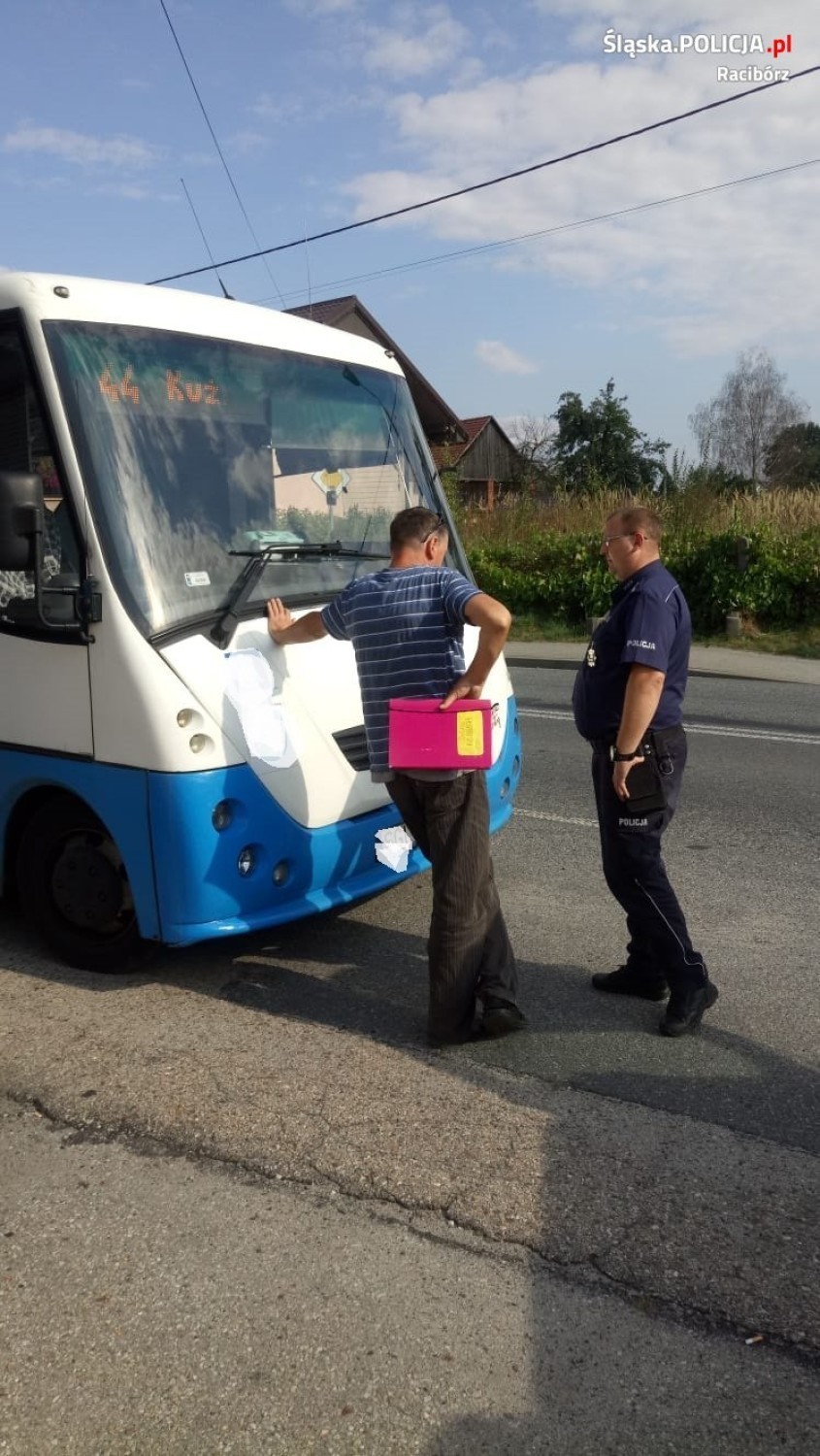 Pijany kierowca autobusu wiózł dzieci. Już wcześniej stracił prawo jazdy. Zatrzymano go w Kuźni Raciborskiej