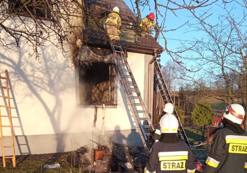 Jasienica. Pożar domu jednorodzinnego w pow. bielskim. Nie żyje ok. 55-letni mężczyzna. Strażacy natrafili na zwęglone zwłoki podczas akcji