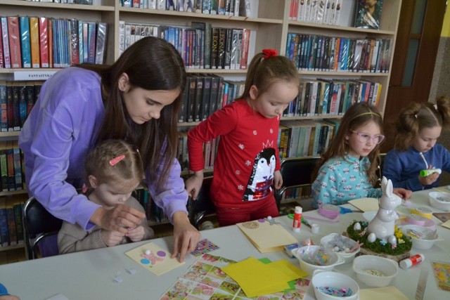 Ośrodek Kultury Gminy Kikół wraz z Gminną Biblioteką Publiczną w Kikole zorganizował dla dzieci warsztaty robienia kartek wielkanocnych.