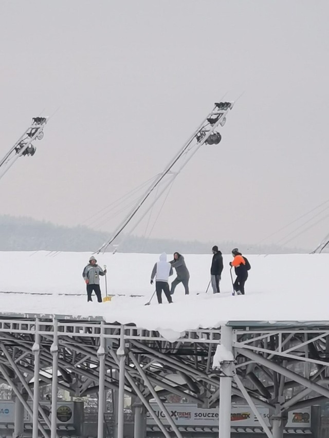 Z dachu stadionu Korony Kielce przy ulicy Ściegiennego usuwany jest śnieg. Niestety nie wszyscy właściciele posesji tak robią.