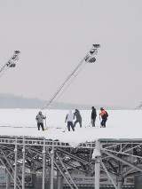 Niebezpieczny śnieg na dachach w Kielcach. Straż miejska kontroluje i upomina. Będą mandaty!