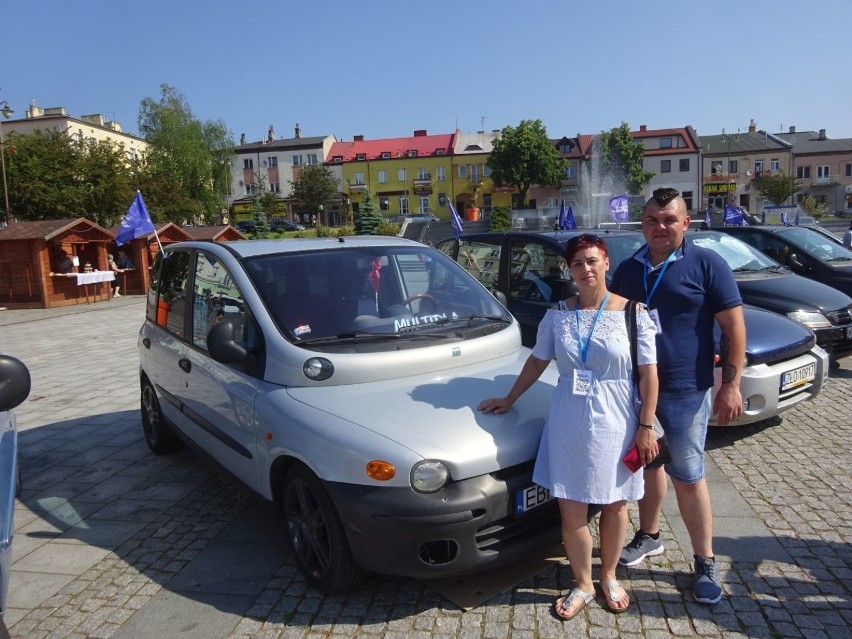 Zlot fanów fiatów multipla. Te specyficzne auta opanowały Rynek w Ostrowcu. Mają wielu zwolenników [ZDJĘCIA]
