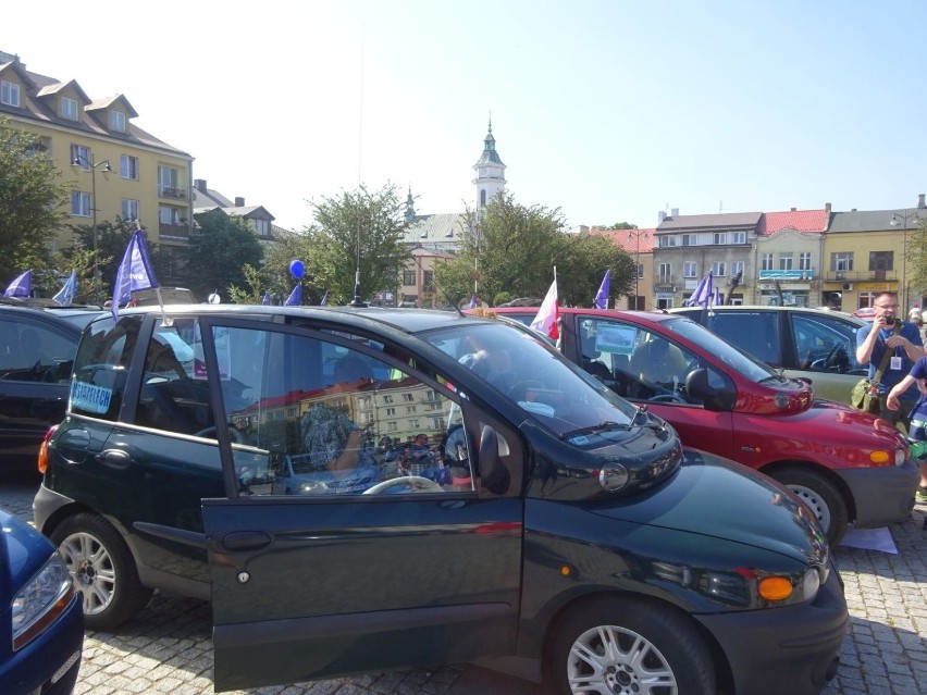 Zlot fanów fiatów multipla. Te specyficzne auta opanowały Rynek w Ostrowcu. Mają wielu zwolenników [ZDJĘCIA]