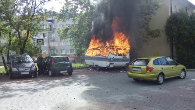 Dwóch bezdomnych mieszkających w przyczepie kempingowej w Stalowej Woli zginęło w pożarze.

We wtorek na parkingu przy ulicy Poniatowskiego doszło do pożaru zaparkowanej przyczepy kempingowej, w której zamieszkiwało 

Na miejsce przyjechały trzy wozy bojowe straży pożarnej, karetka pogotowia oraz policję. Strażacy gasili pożar wodą. 

W trakcie akcji gaśniczej okazało się, że w przyczepie znajduje się dwóch mężczyzn, którzy spłonęli żywcem. Ciała były zwęglone. Najprawdopodobniej były to osoby bezdomne. Na miejsce wezwano dyżurującego prokuratora. 

W wielu miejscach Stalowej Woli na parkingu stoją opuszczone przyczepy kempingowe. Jednak jak się okazuje są użytkowane przez bezdomnych. Często są to zwykle meliny. W przypadku tej przyczepy wpływały już skargi na towarzystwo, jakie się tam gromadziło. Wcześniej stał tam wrak busa.