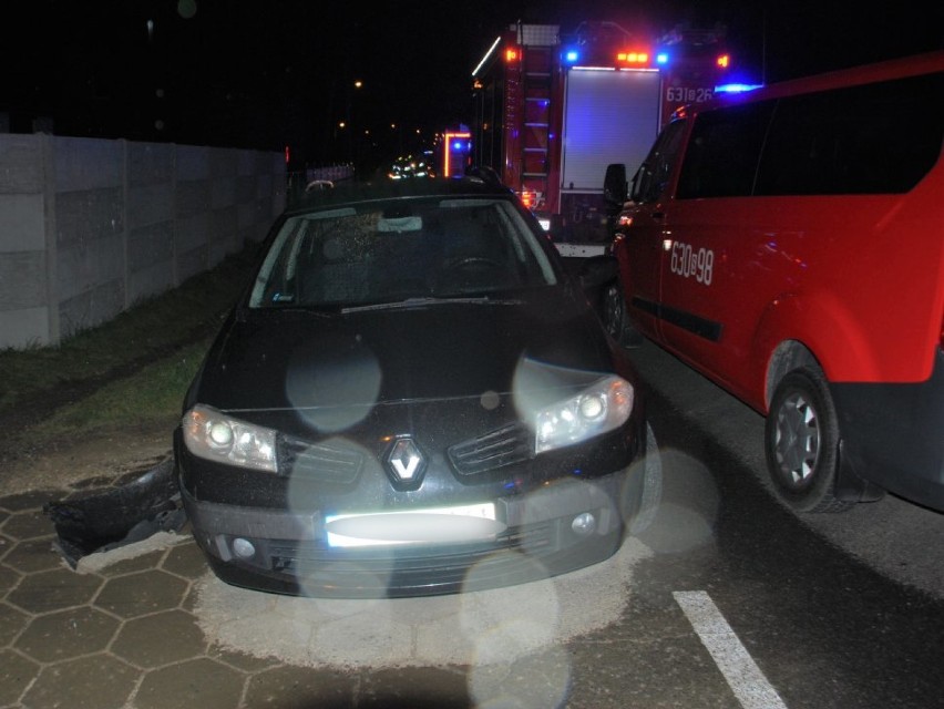 Wypadek w Kaletach. 19-latek jadąc osobówką, potrącił 62-latkę. Kobieta trafiła do szpitala