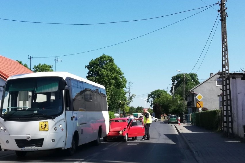 Wypadek na ul. Lipnowskiej w Dobrzyniu nad Wisłą. Kierowca w poważnym stanie trafił do szpitala [zdjęcia]