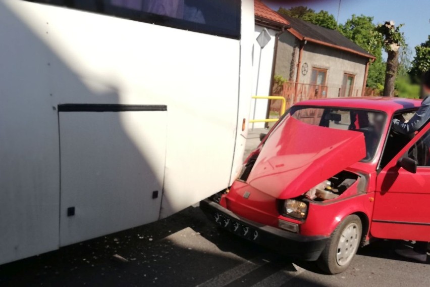 Wypadek na ul. Lipnowskiej w Dobrzyniu nad Wisłą. Kierowca w poważnym stanie trafił do szpitala [zdjęcia]