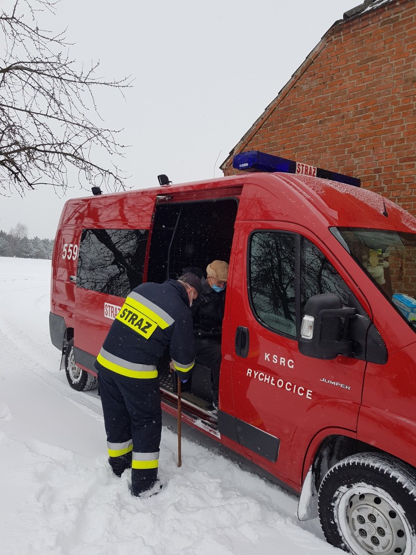 Strażacy z powiatu wieluńskiego pomagają dotrzeć na szczepienie 