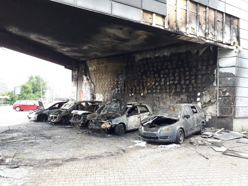 Spłonęło 5 samochodów w centrum Łodzi. Uszkodzona została także ściana popularnego klubu fitness ZDJĘCIA