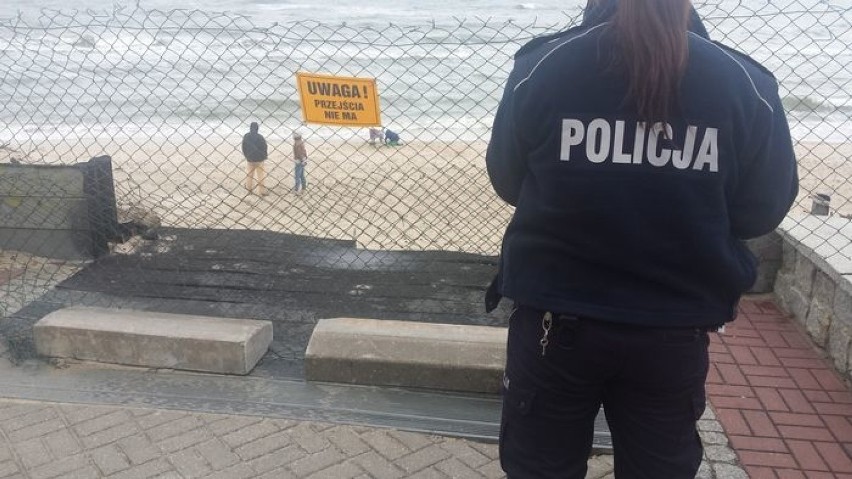 Podpalił schody na plaży w Rowach. Policja szuka sprawcy [ZDJĘCIA]