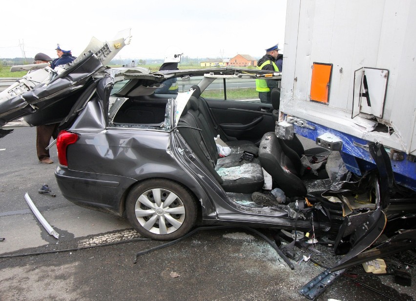 Tragiczny wypadek pod Piotrkowem: Toyota wbiła się w scanię. Małżeństwo ze Śląska nie żyje [ZDJĘCIA]