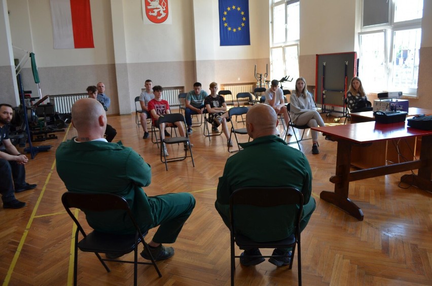 Uczniowie z Ząbkowic Śląskich odwiedzili Zakład Karny w Kłodzku 