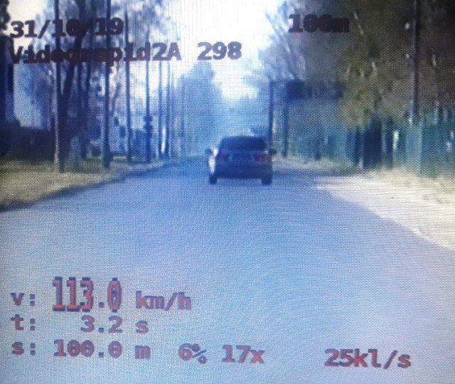 Policyjny miernik prędkości wskazał, że jadący ul. Mickiewicza w Kętach volkswagen rozwinął prędkość 113 km/godz. na obszarze, gdzie obowiązuje ograniczenie do 50 km/godz.