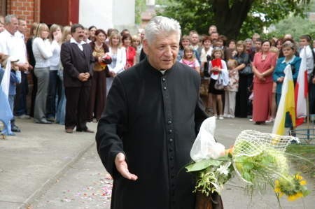 Ksiądz Stanisław po pożegnalnej mszy przeszedł drogą usłaną kwieciem. FOT. PIOTR SZYMAŃSKI