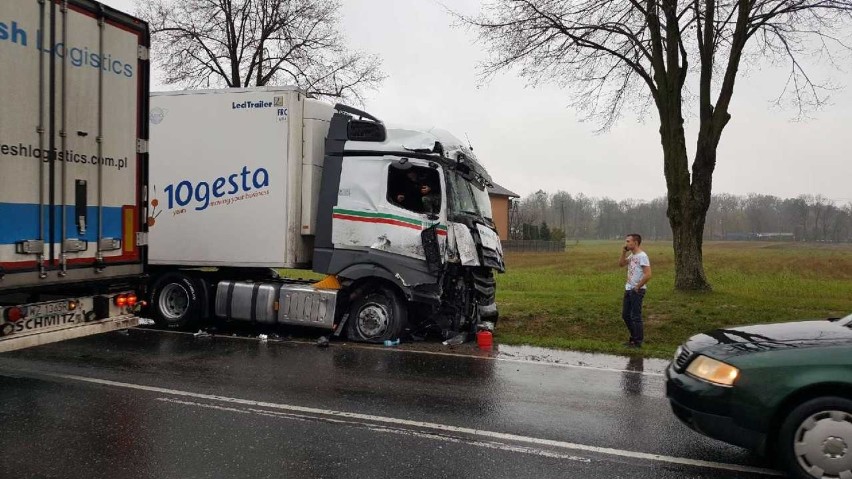 Wypadek w Prymusowej Woli w pow. opoczyńskim. Zderzyły się trzy auta ciężarowe