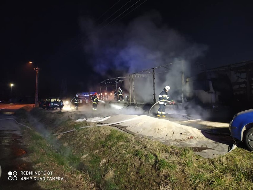 Pożar ciężarówek w gminie Bolesławiec. Z pojazdów niewiele zostało [FOTO]