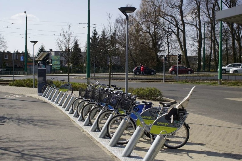 Nowy stojak pomieści 10 rowerów. Obok jest umieszczona...