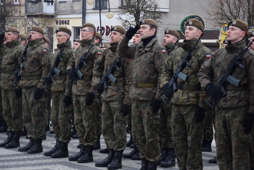 Żołnierze złożyli przysięgę. Wiceminister Jarosław Zieliński dziękował rodzicom i... [ZDJĘCIA]