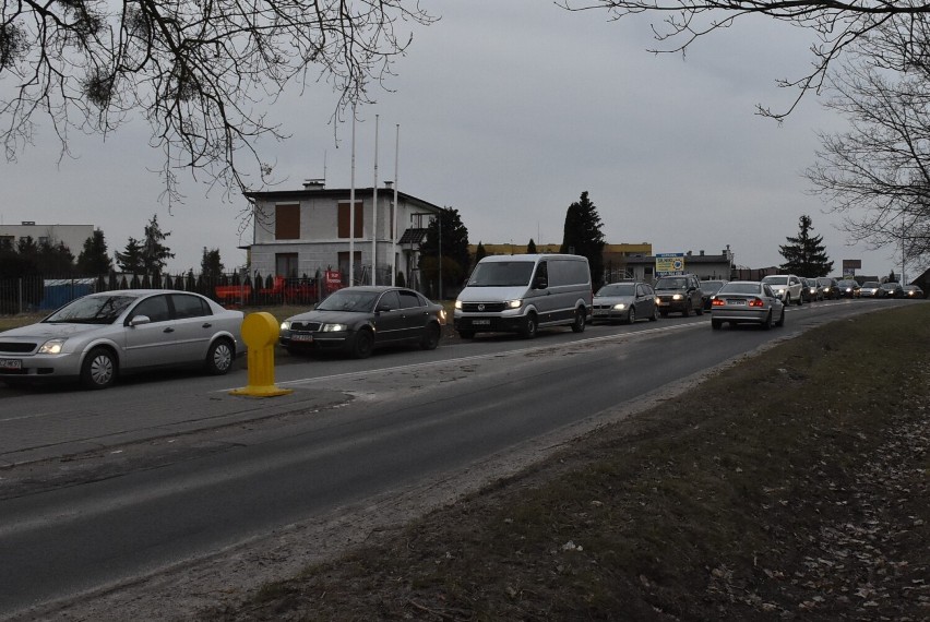 Do stacji paliw w Człuchowie ustawiały się wczoraj długie kolejki. Każdy chciał zabezpieczyć się na wypadek braku benzyny lub wzrostu cen.