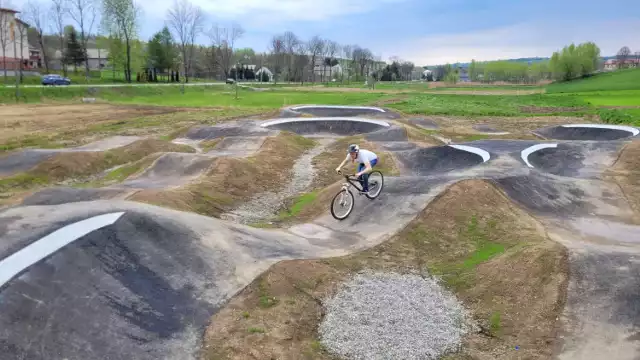 Pumptrack  w Olszynach daje możliwość obycia z rowerem. Trasy wykonane są z asfaltu, a na garbach z ziemi została zasiana trawa i niedługo powinny się zazielenić