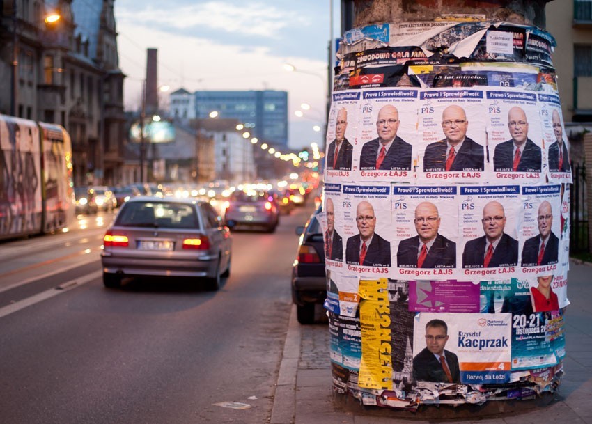 Okrągłe słupy ogłoszeniowe są w większości własnością...