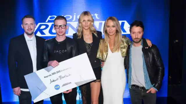 Kuba "Jacob” Bartnik wygrał program Project Runway, 25 maja wieczorem odbył się finał pierwszej edycji programu telewizji TVN. Rodowity radomszczanin zmierzył się z Lilianą i Maciejem.

Główną wygraną w "Project Runway" jest 300 tysięcy złotych, mecenat artystyczny marki Simple oraz sesja zdjęciowa kolekcji w magazynie "Elle".

Przypomnijmy, kilka dni temu projektant pojawił się w Radomsku. W centrum miasta wraz z ekipą telewizji TVN kręcił materiał do programu Dzień Dobry TVN. Będzie w nim mowa o rodzinnym mieście finalisty, o tym czy właśnie tu się narodziła się jego pasja do mody. Materiał będzie wyemitowany w poniedziałek. 

Zobacz: Kuba Jacob Bartnik z programu Projekt Runway w Radomsku [ZDJĘCIA]