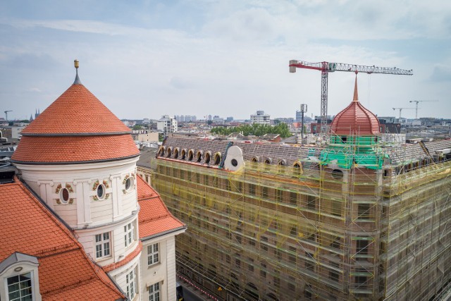 Wieża Hotelu Grand we Wrocławiu podczas Oblężenia Wrocławia w 1945 roku uległa całkowitemu zniszczeniu w trakcie bombardowania. Teraz ją odbudowano